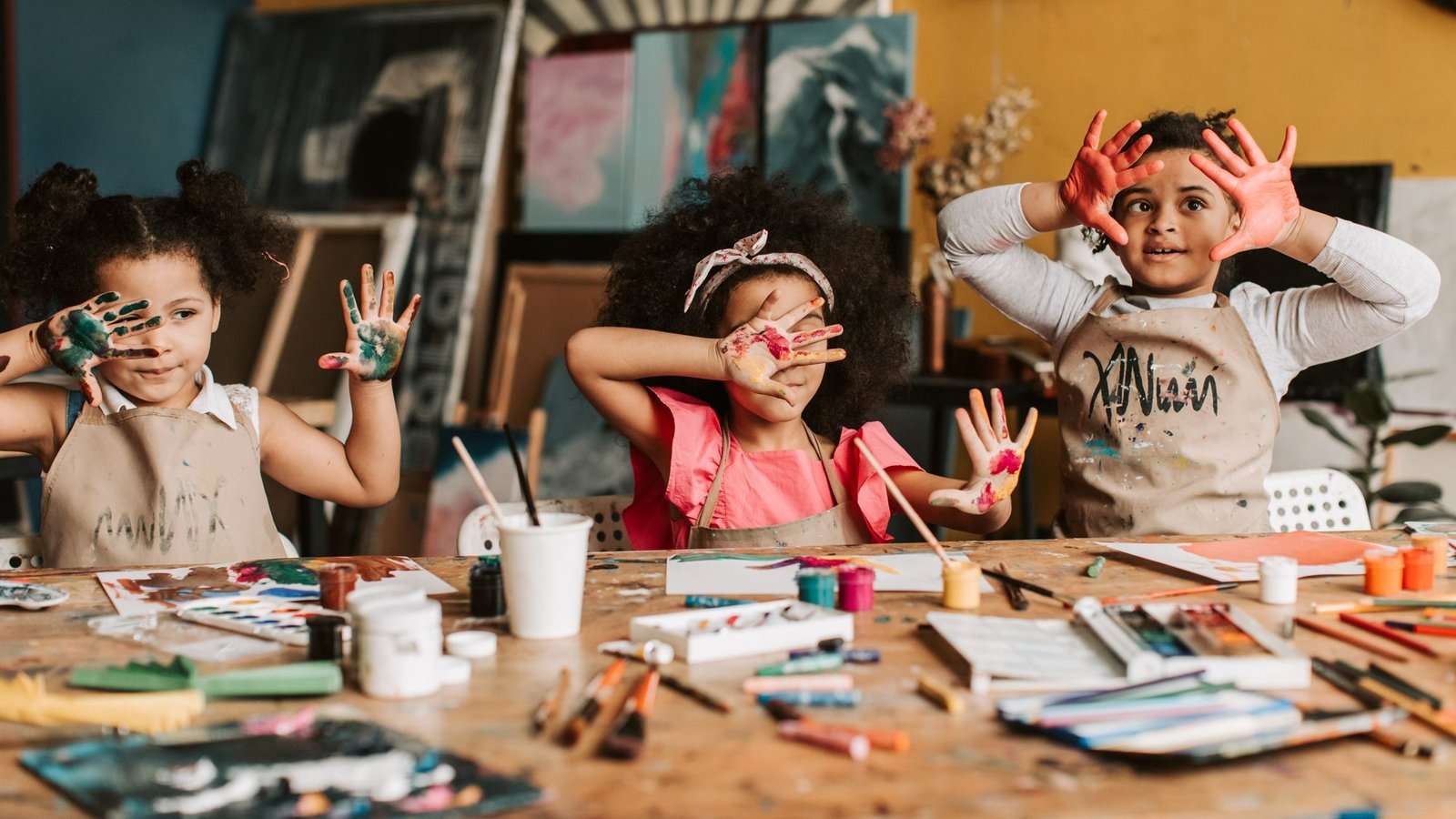 Niños pintando con las manos en un taller de arte